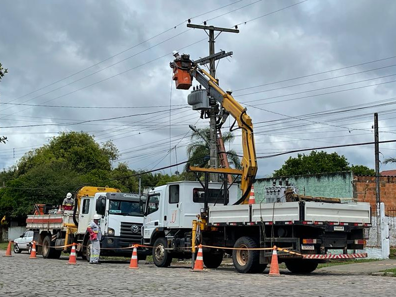 MANUTENÇÃO DE REDES DE DISTRIBUIÇÃO E TRANSMISSÃO MANUTENÇÃO DE REDES DE DISTRIBUIÇÃO E TRANSMISSÃO